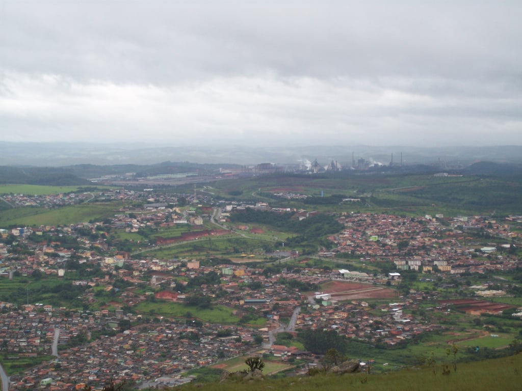 Vista panorâmica de Ouro Branco (MG) ao entardecer, com a Serra do Ouro Branco ao fundo
