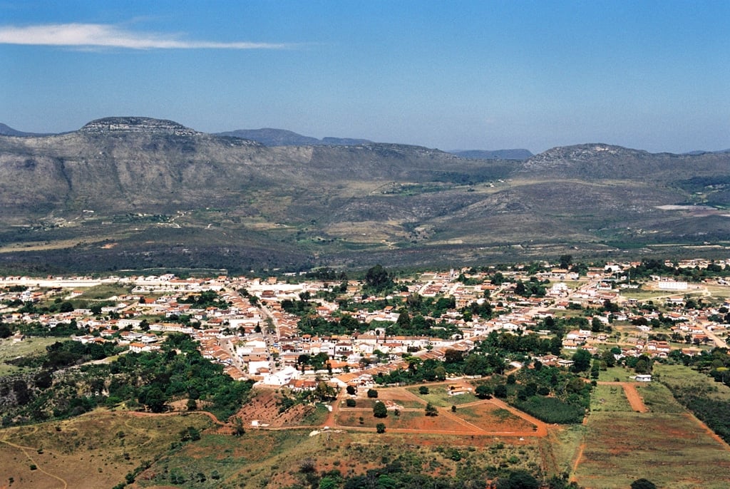 Vista urbana no interior da Bahia, com casario colorido e morros ao fundo