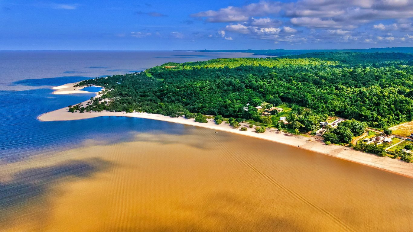Paisagem amazônica com praias fluviais e floresta, vista aérea horizontal