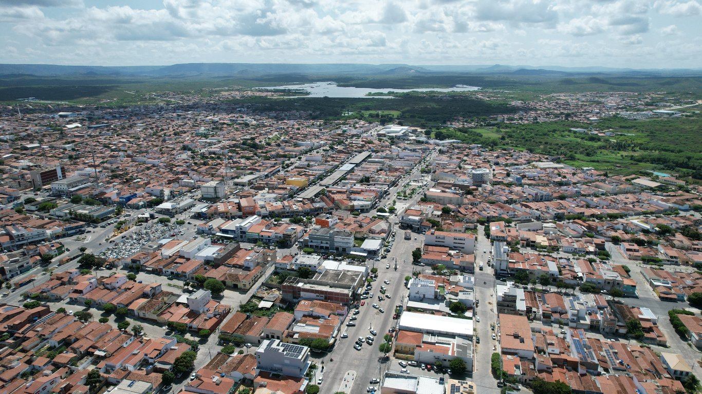 Vista aérea de Currais Novos, com destaque para a malha urbana integrada à paisagem da caatinga, no Seridó potiguar.