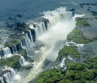 Vista panorâmica das Cataratas do Iguaçu ao entardecer, cartão-postal de Foz do Iguaçu PR.