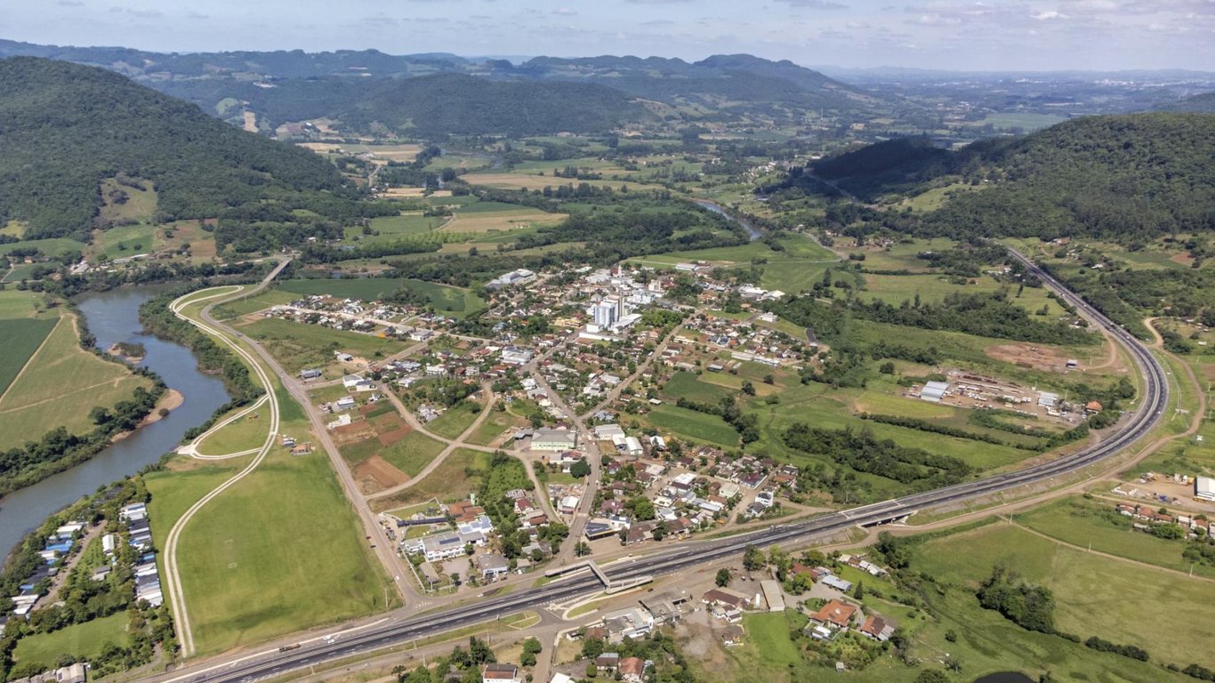 Vista aérea de Sinimbu RS, com vales e colinas ao redor da área urbana