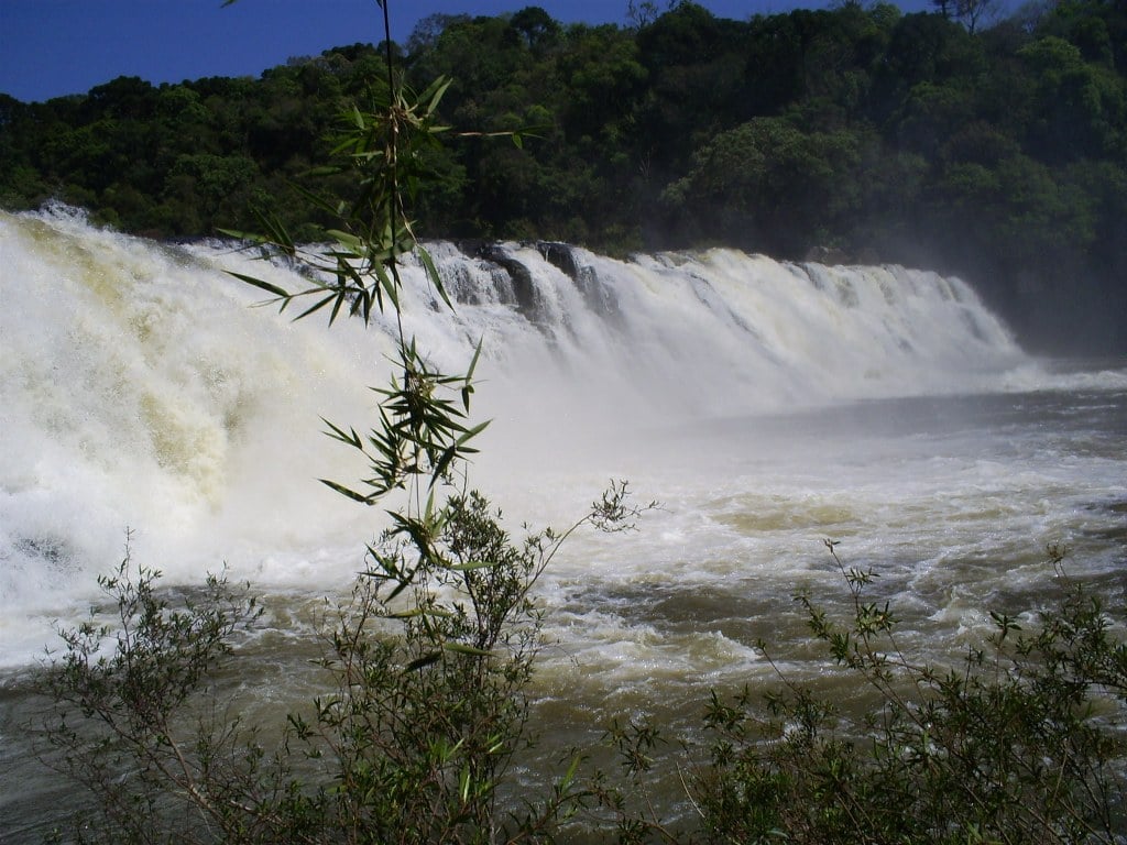 Paisagem do Oeste catarinense com quedas d’água, representando a região de Abelardo Luz