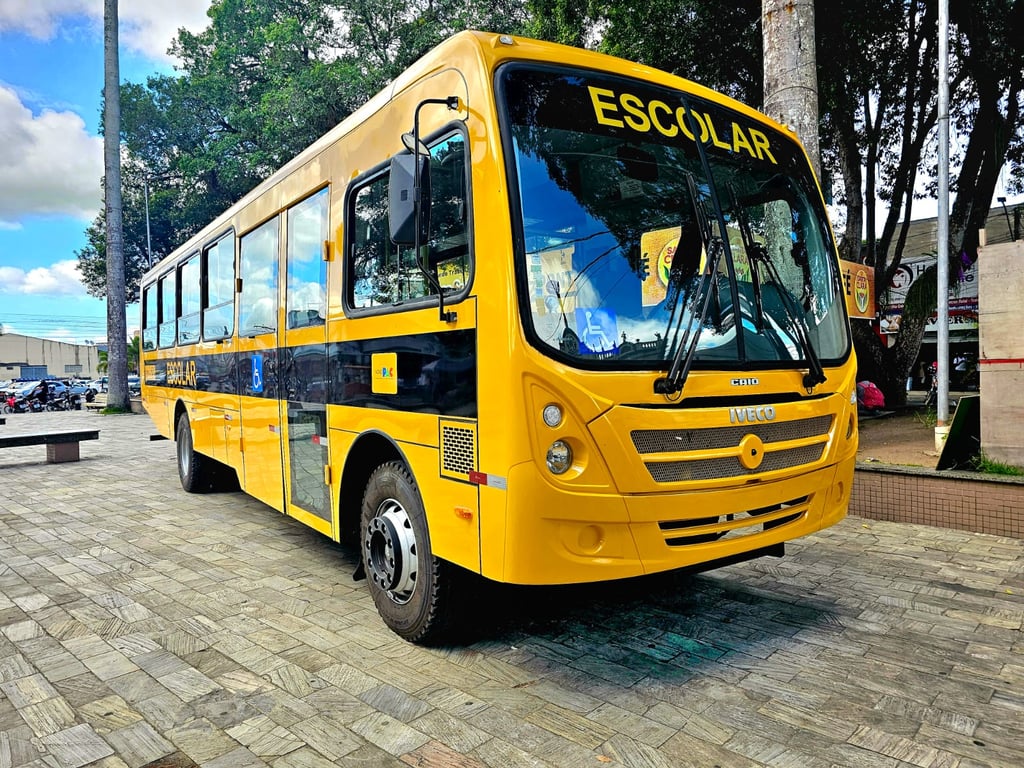 Ônibus de transporte escolar em via urbana, imagem ilustrativa