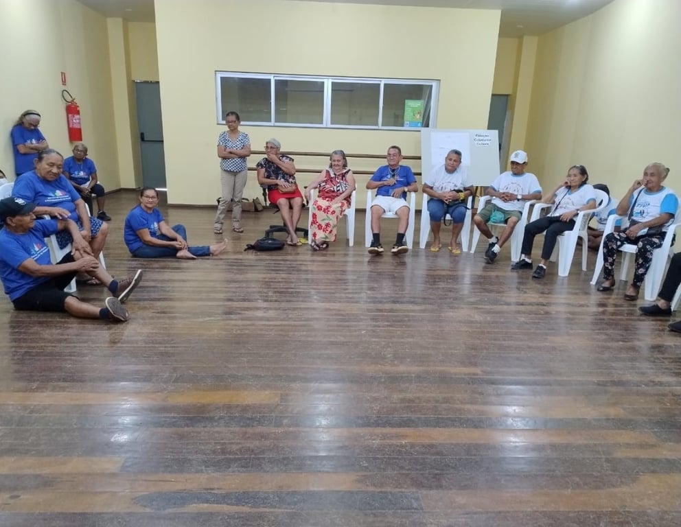 Atividade comunitária em centro social, com idosos e adolescentes