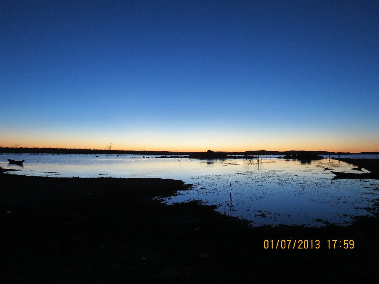 Paisagem do Vale do Jaguaribe com reflexos do entardecer sobre a água