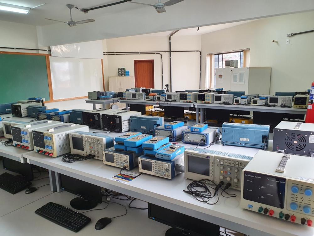 Laboratório acadêmico de eletrônica com bancadas e equipamentos