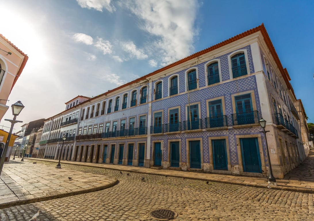 Centro Histórico de São Luís do Maranhão, casarões coloniais com azulejos portugueses e céu azul