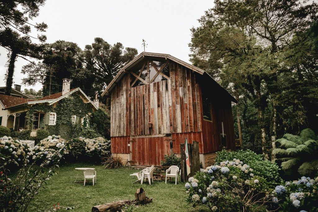 Cenário rural serrano, com arquitetura tradicional e clima frio, típico de São José dos Ausentes RS