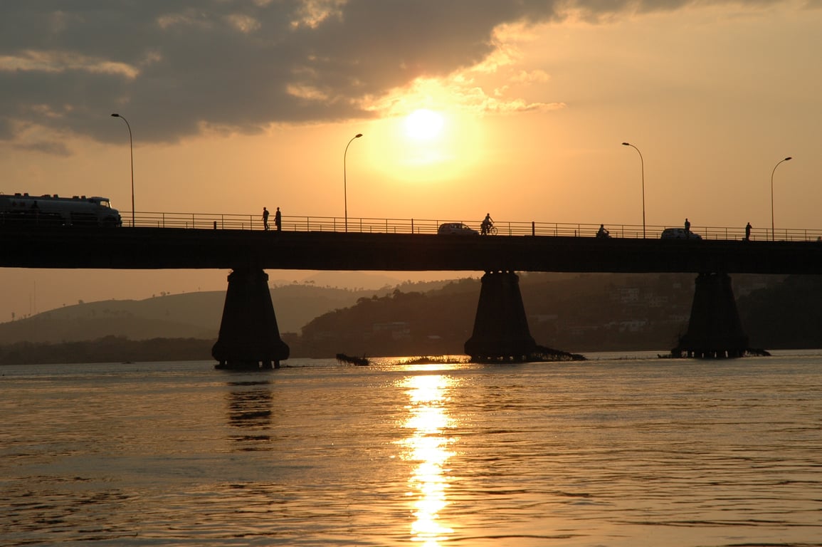 Pôr do sol na ponte sobre o Rio Doce, em Colatina ES