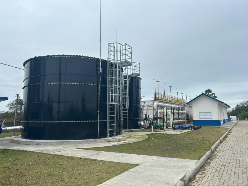 Estrutura de estação de tratamento de água, com tanques e tubulações
