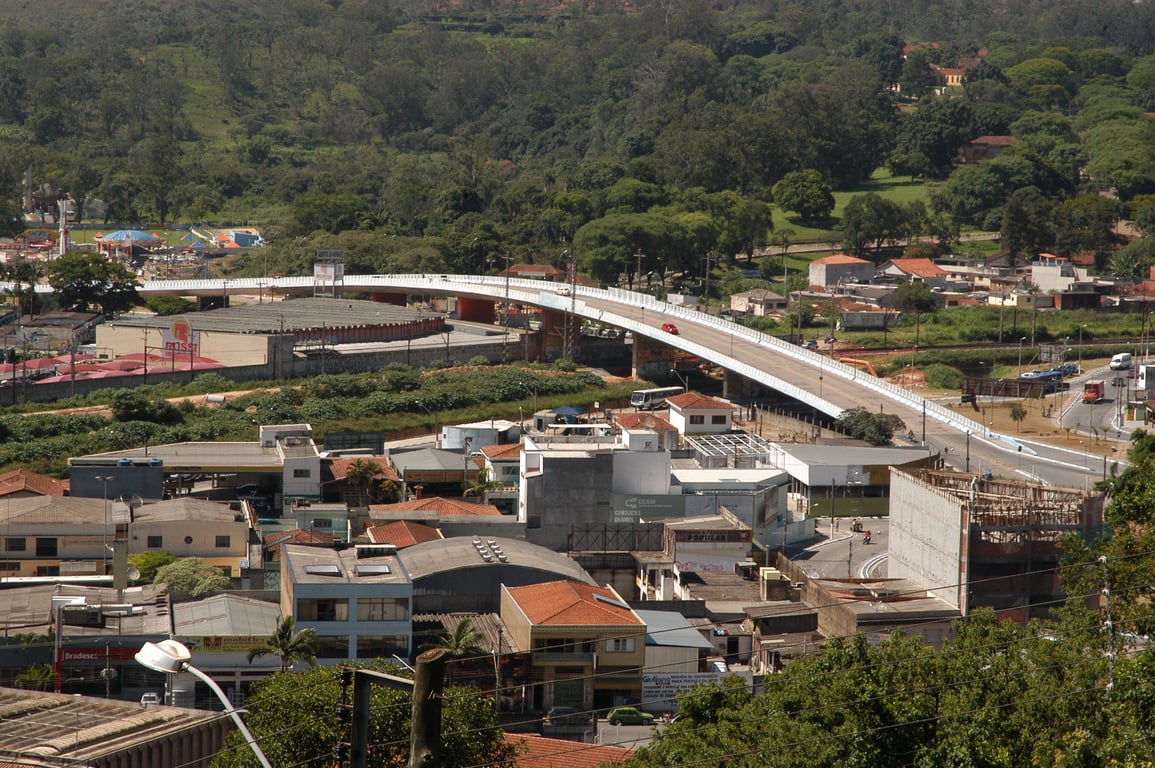 Vista urbana de Franco da Rocha, com viaduto e colinas ao fundo
