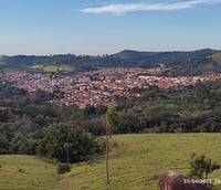 Paisagem urbana de Salinas MG com o relevo característico do semiárido mineiro ao fundo.