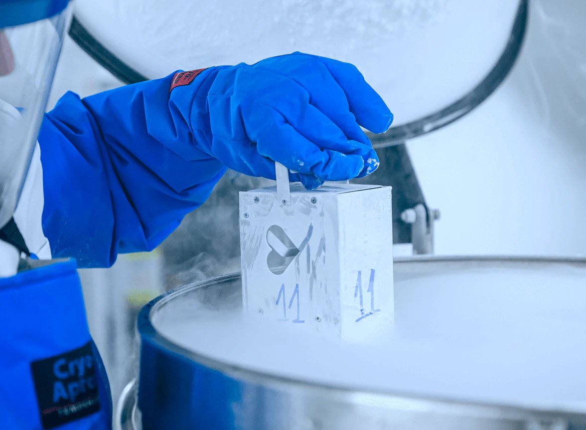 Laboratório clínico moderno com manipulação de amostras e criogenia