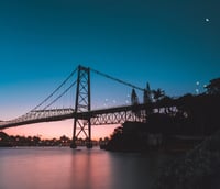 Ponte Hercílio Luz ao pôr do sol em Florianópolis SC, símbolo da capital catarinense.