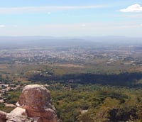 Paisagem do Cariri cearense, com a Chapada do Araripe ao fundo.