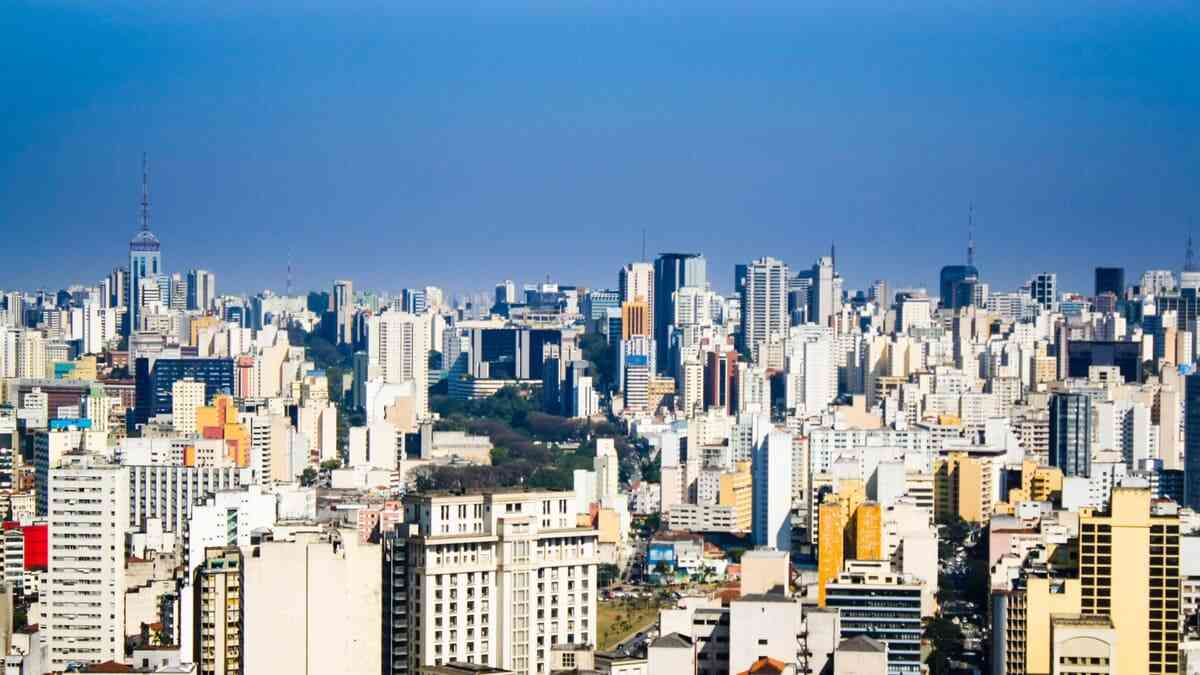 Vista urbana do ABC Paulista ao entardecer, com prédios e vias que ilustram a região metropolitana de Diadema (SP)