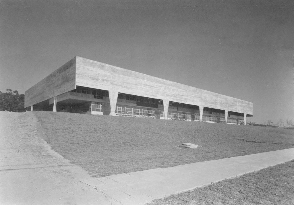Fachada da FAU-USP (edifício Vilanova Artigas), com volumes em concreto aparente e grandes vãos envidraçados