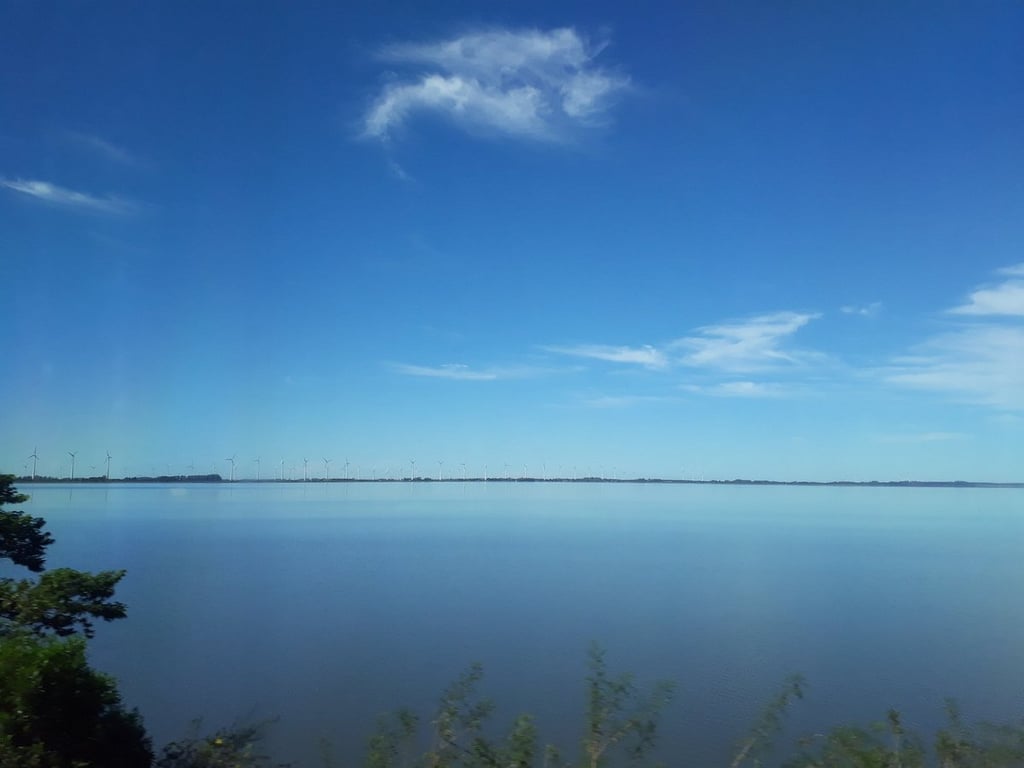 Parque Eólico de Osório ao fundo de lagoas no Litoral Norte do RS