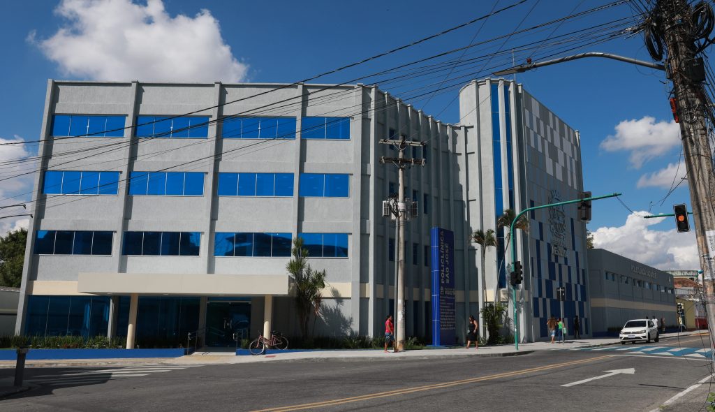 Fachada de unidade de saúde da família, em bairro residencial, sob céu azul
