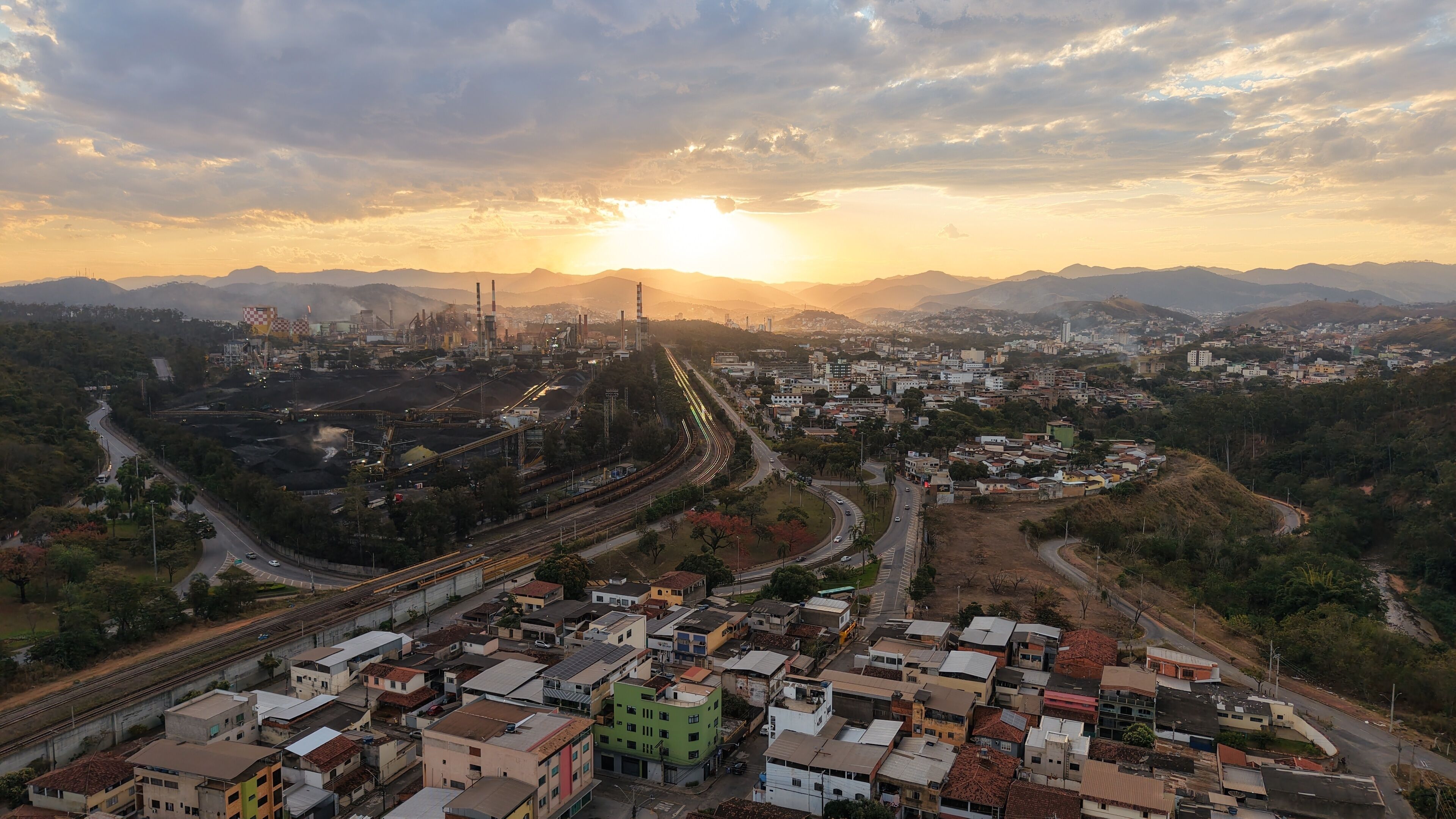 Vista aérea de João Monlevade MG, com área urbana e estruturas industriais ao fundo