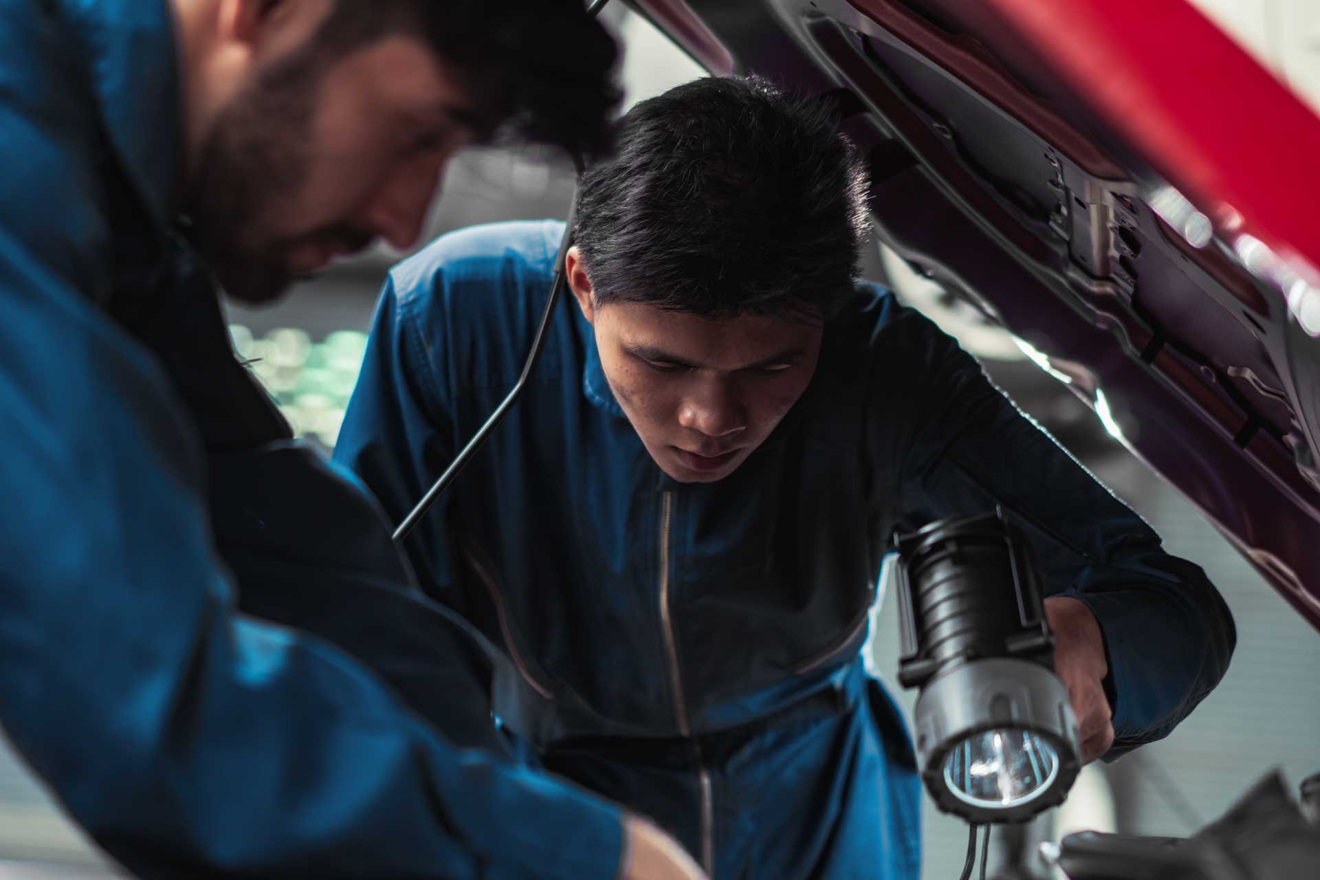 Oficina mecânica: manutenção de veículo pesado em garagem pública