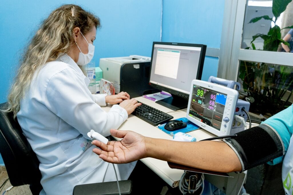 Ambiente administrativo em hospital público, balcão de atendimento e computadores