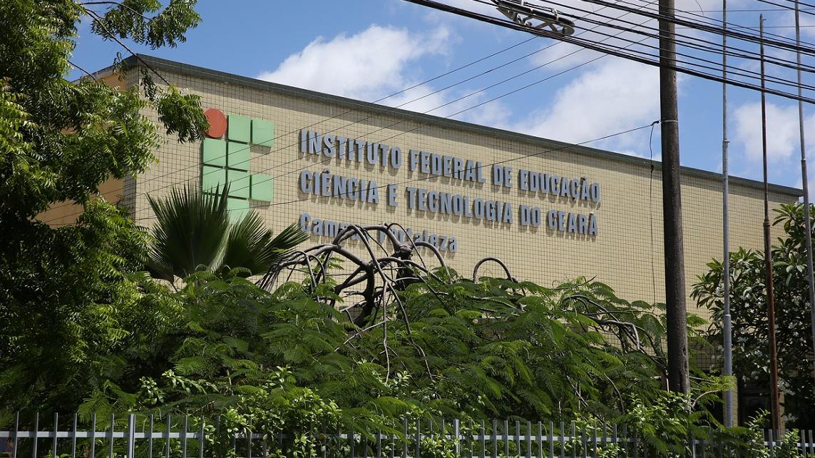 Fachada do IFCE no Ceará, com paisagismo e logo da instituição visível