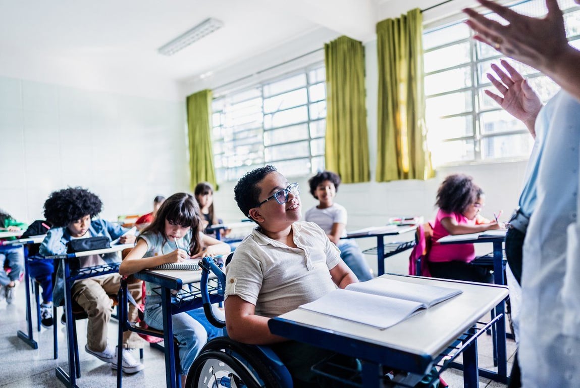 Sala de aula em escola pública, com turma e professor em atividade