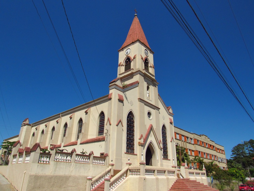 Centro de Santo Antônio da Patrulha RS com sua igreja matriz e entorno urbano, em vista horizontal