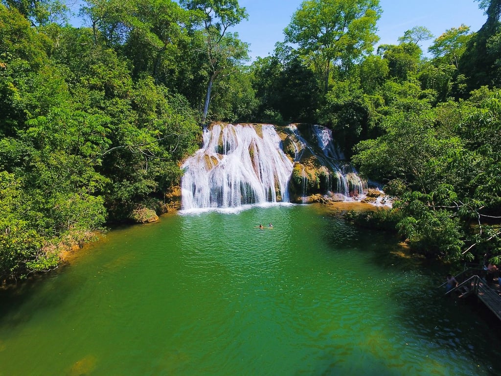 Paisagem da Serra da Bodoquena, com cachoeira e águas cristalinas