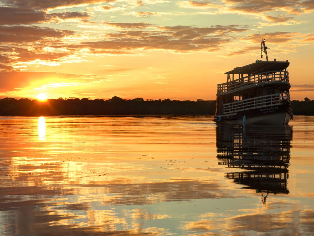 Barco no Rio Tapajós ao pôr do sol