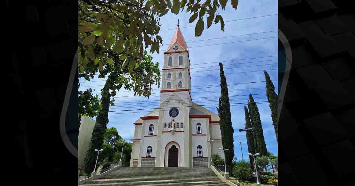 Vista urbana de Canoinhas, com igreja matriz ao fundo ao fim da tarde