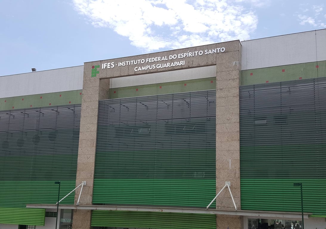 Fachada de unidade do IFES, com letreiro institucional