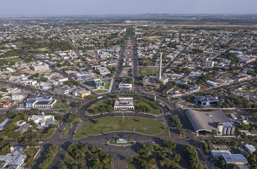 Vista aérea urbana de cidade paranaense em dia ensolarado