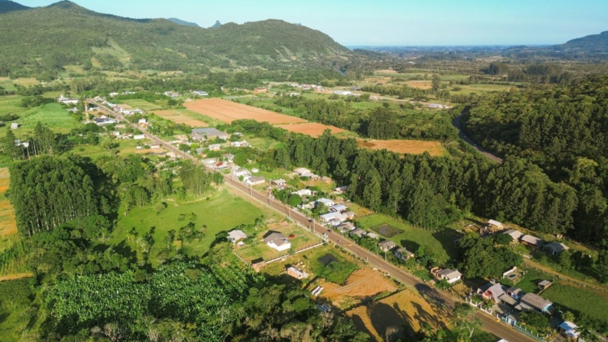 Vista aérea de pequena cidade no interior gaúcho, com campos e área urbana ao fundo