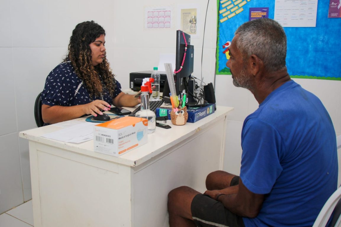 Ambiente de atendimento socioassistencial no Brasil, com profissional acolhendo usuário