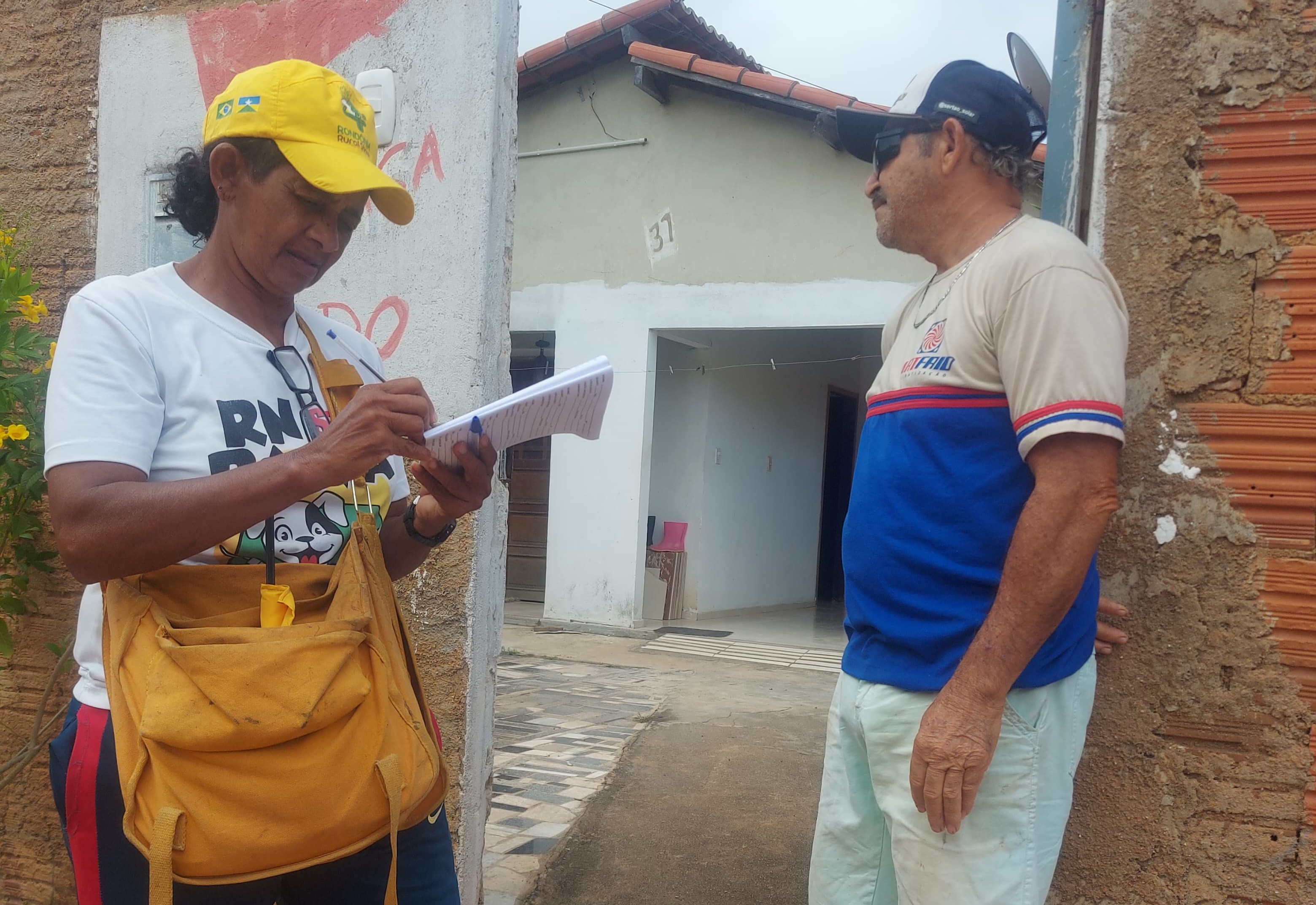 Agentes comunitários de saúde em ação durante visita domiciliar