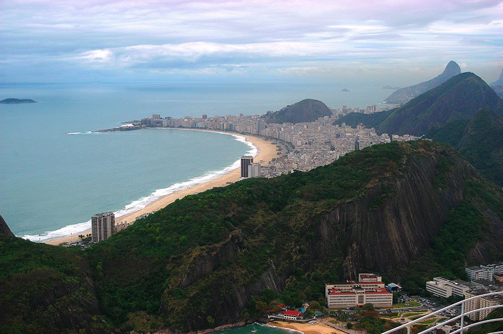 Vista aérea do Centro do Rio de Janeiro com a Baía de Guanabara ao fundo