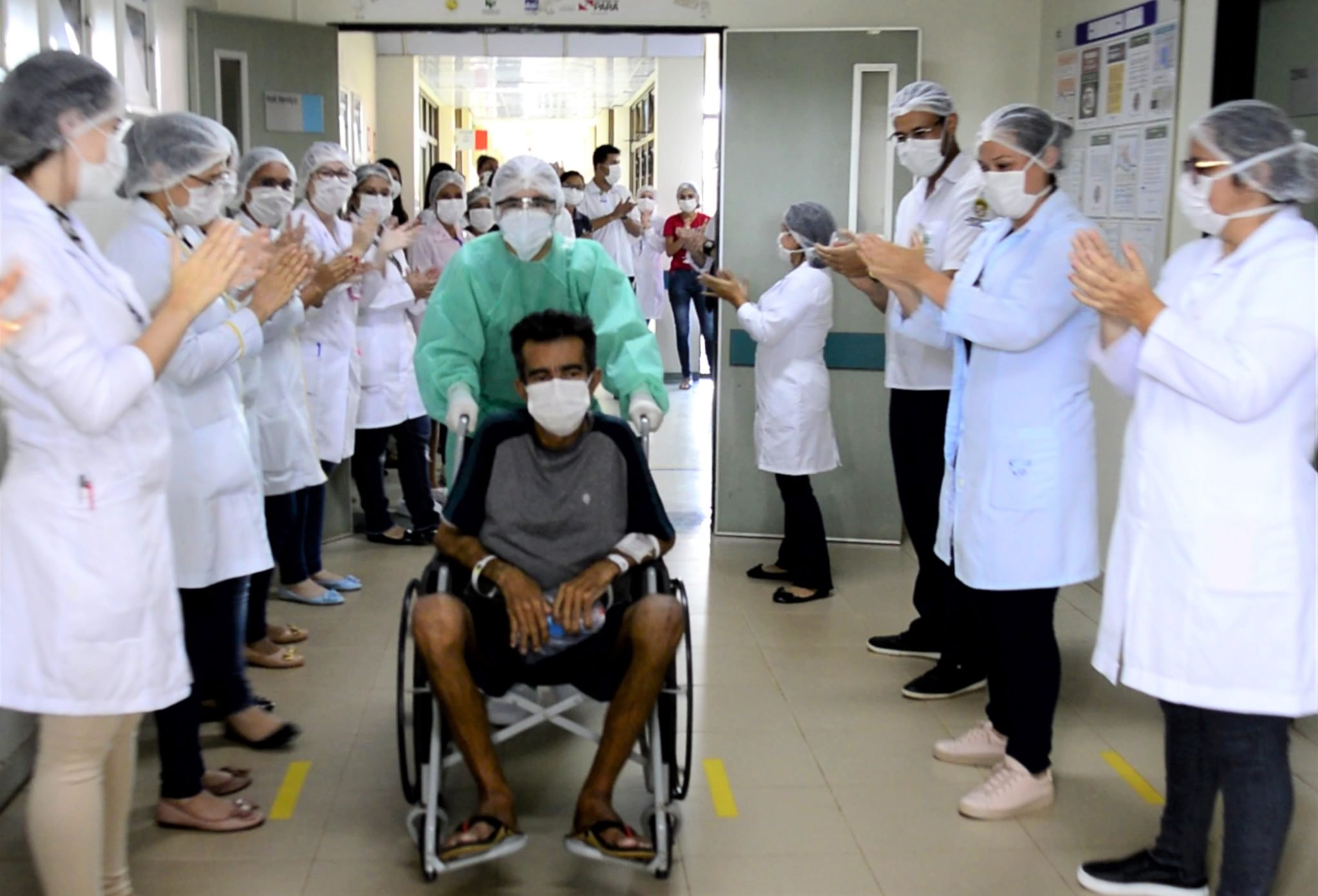 Profissionais de saúde em corredor hospitalar