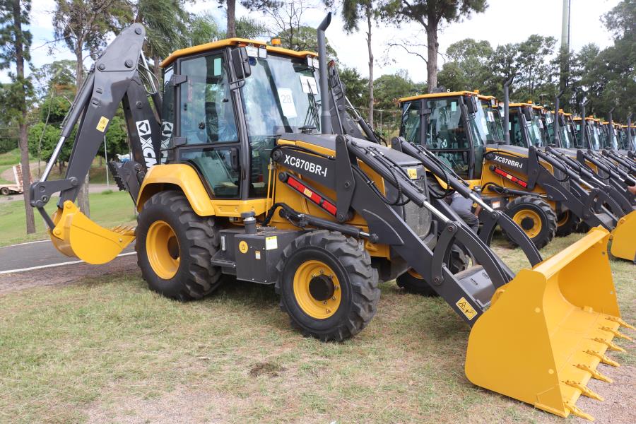 Retroescavadeira em operação, ilustrando a rotina de manutenção urbana