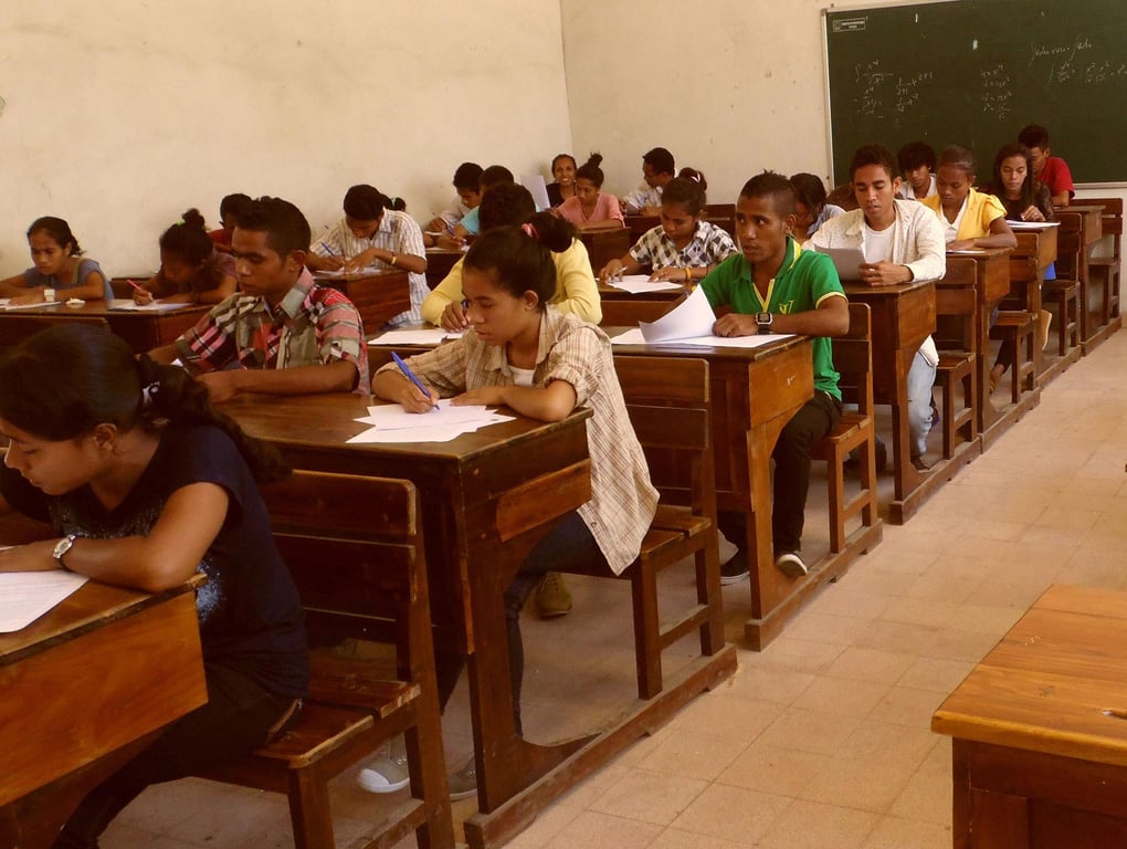 Candidatos realizando prova objetiva em sala de aula