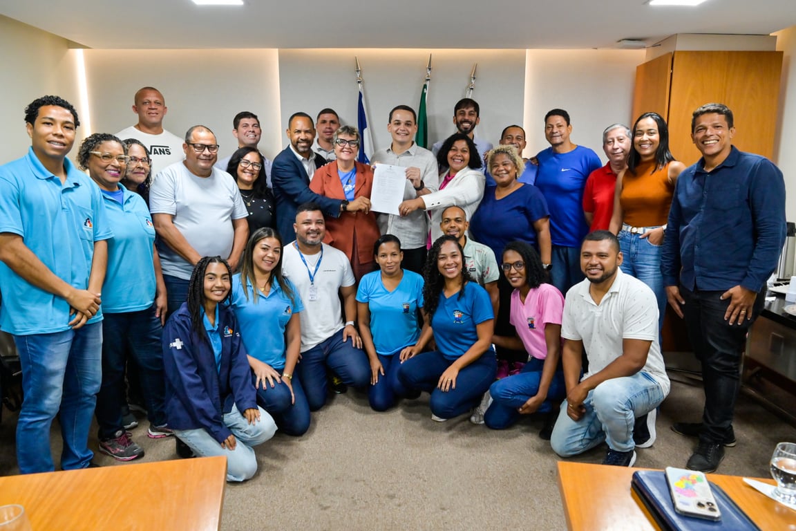 Agentes comunitários de saúde em reunião de planejamento, em ambiente interno