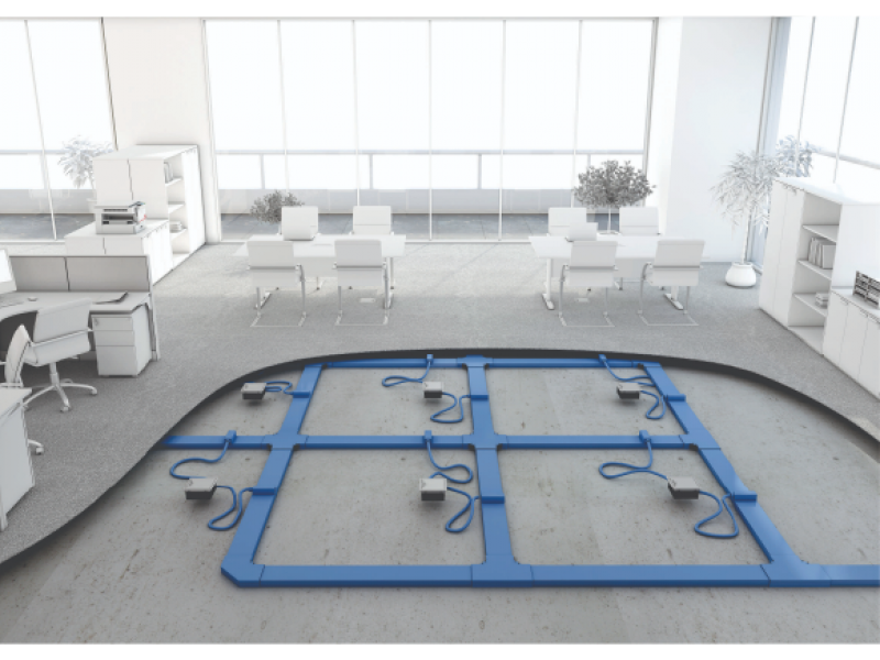 Laboratório de informática educacional com bancadas e computadores