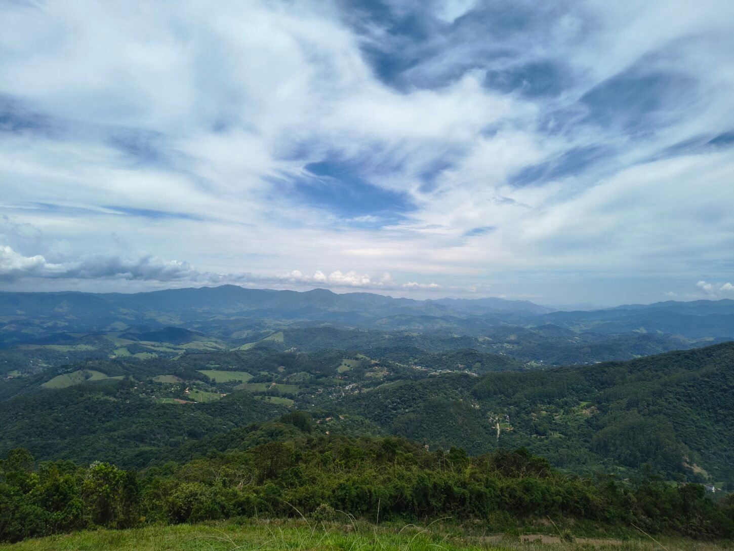 Vista panorâmica do Pico Agudo com a Serra da Mantiqueira ao fundo