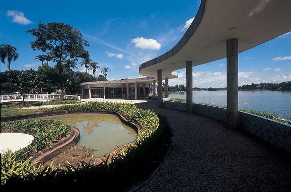 Paisagem serrana e lago na região central de Minas Gerais