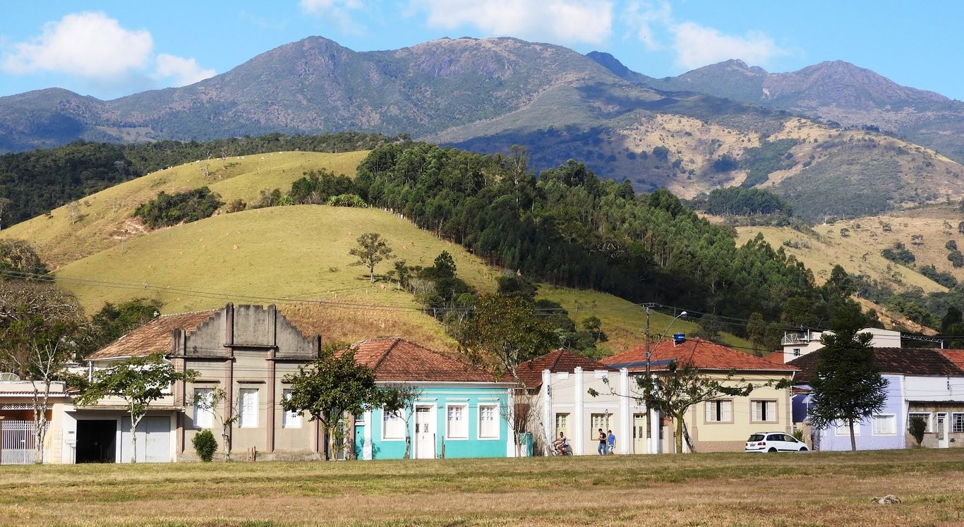 Vista urbana de Paraisópolis, com a Serra da Mantiqueira ao fundo