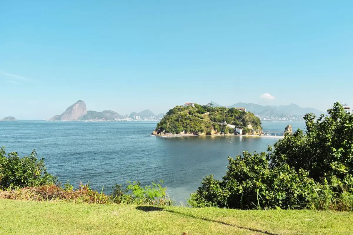 Vista aérea de Niterói e da Baía de Guanabara