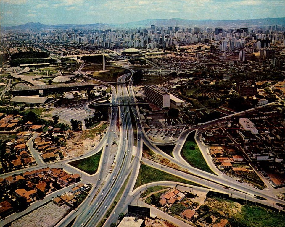 Vista aérea de uma cidade do interior paulista com quarteirões arborizados