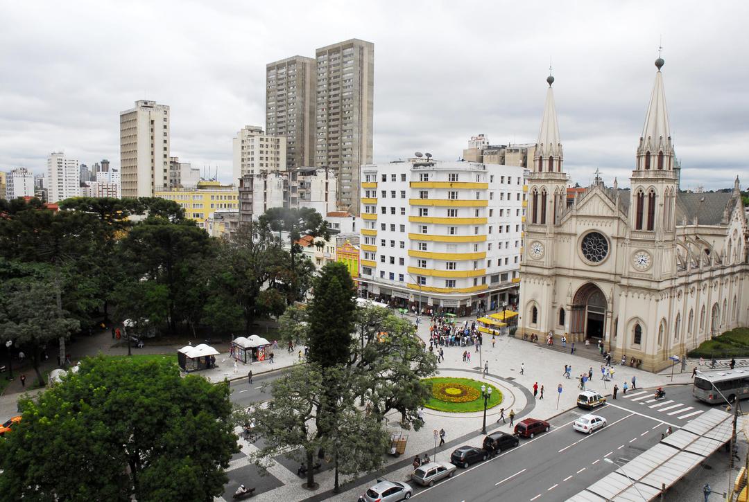 Vista urbana do interior do Paraná, com igreja e praça central